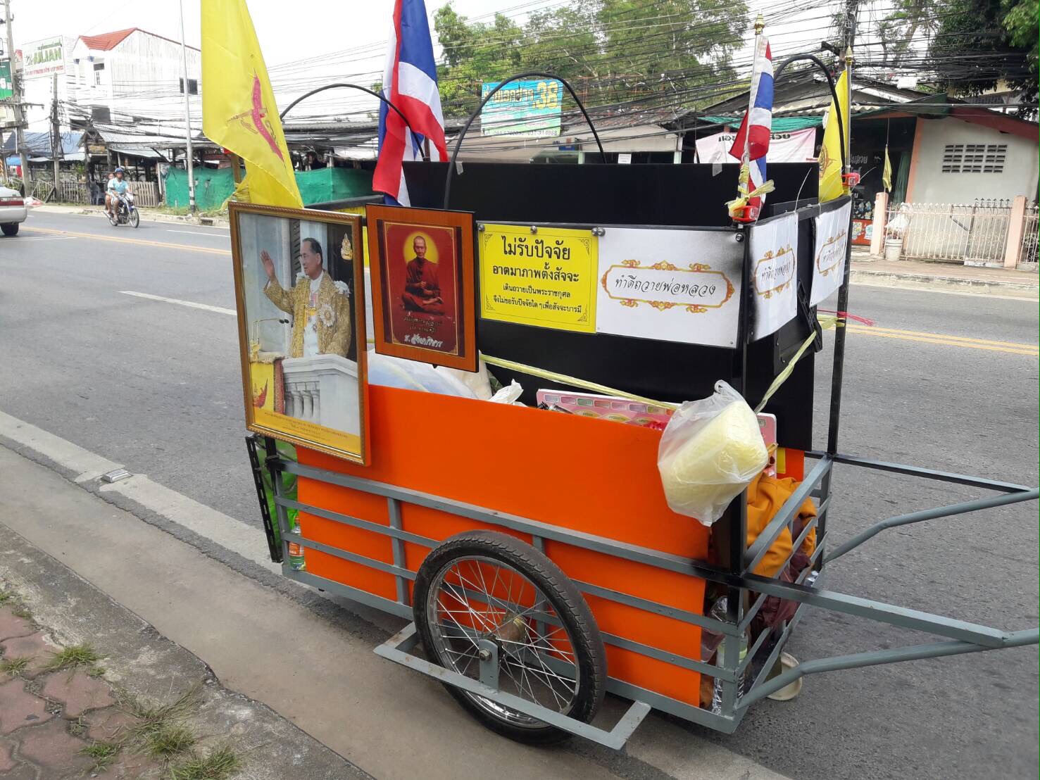 นครนายก – หลวงตาวัย65ออกเดินเท้าพร้อมนำน้ำใส่รถเข็นไปบริจาคที่ท้องสนามหลวง