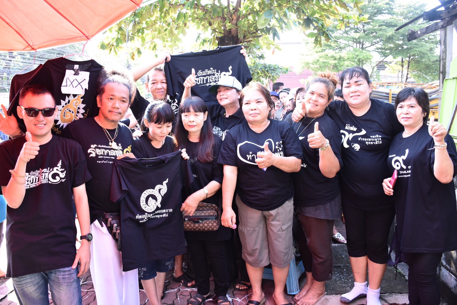 นครนายก แม่ค้าใจบุญแจกเสื้อยืดสีดำให้ประชาชน ฟรี เพื่อถวายแด่พ่อหลวง