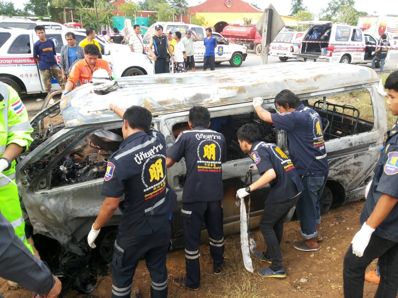 ไฟลุกท่วมคัน ชาวบ้านช่วยได้ 1คน สังเวยชีวิต 4 ศพ