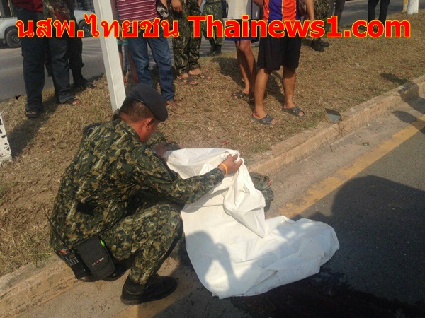  ปราจีนบุรี – หนุ่ม อส.ขับ จยย.ไม่สวมหมวกนิรภัยเสียหลักชนเสาบอกทางดับ