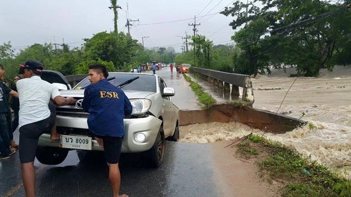 ฝนถล่มพัทยา-บางละมุง น้ำล้นอ่างไหลทะลักเข้าท่วมหมู่บ้านใน ต.ห้วยใหญ่ มีเด็กและผู้ใหญ่ติดค้างกว่า 40 ราย เจ้าหน้าที่รุดนำเรือท้องแบนช่วยเหลือได้อย่างปล