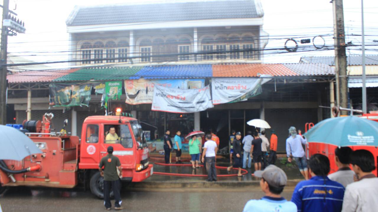 ปราจีนบุรี-ข่าว-ไฟไหม้ร้านขายอุปกรณ์ก่อสร้างตลาดกบินทร์ เกิดเหตุเพลิงไหม้ร้าค้าขายวัสดุกลางสี่แยกสามทหารกบินทร์บุรี ทั้งที่ฝนตกหนัก ขณะเจ้าของปิดร้าน