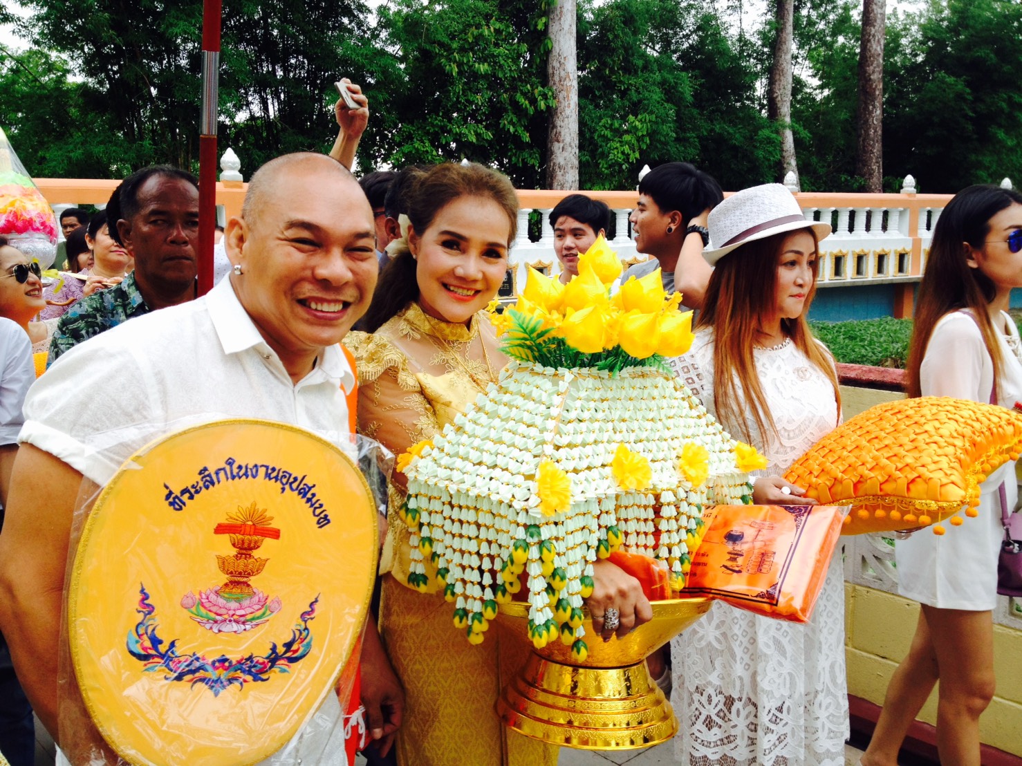 นครนายก-ทายาท..โหน่ง ช่าช่าช่า.. กราบลาอุปสมบท