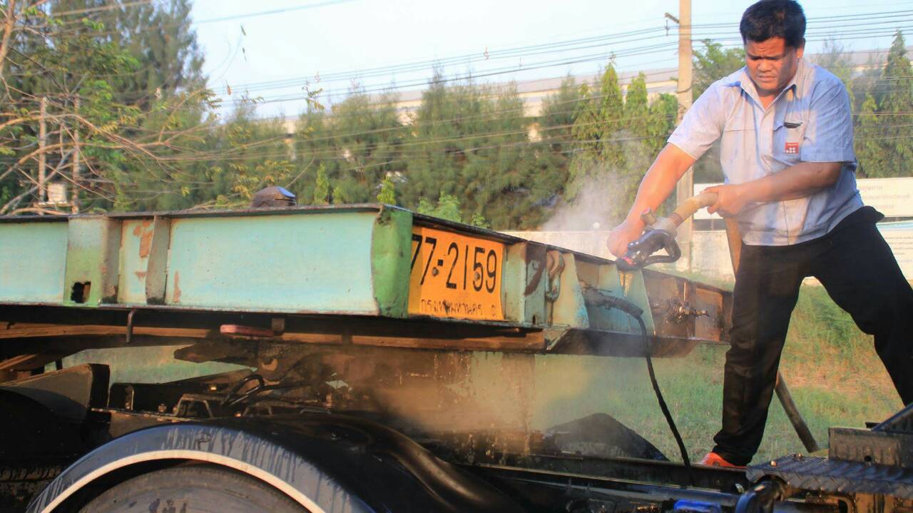 ปราจีนบุรี-ข่าว-18ล้อพ่วงเกิดไฟลุกไหม้ขณะจอดรอรับสินค้า 