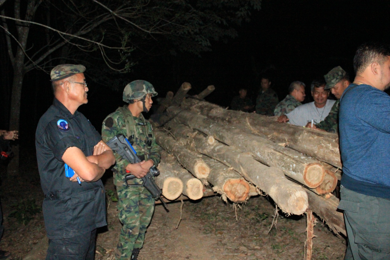 ทหารชุด คสช.สนธิกำลังทหารพรานนาวิกโยธิน ป่าไม้และตำรวจตระเวนชายแดน บุกจับลักลอบตัดไม้ในพื้นที่ อำเภอโป่งน้ำร้อน