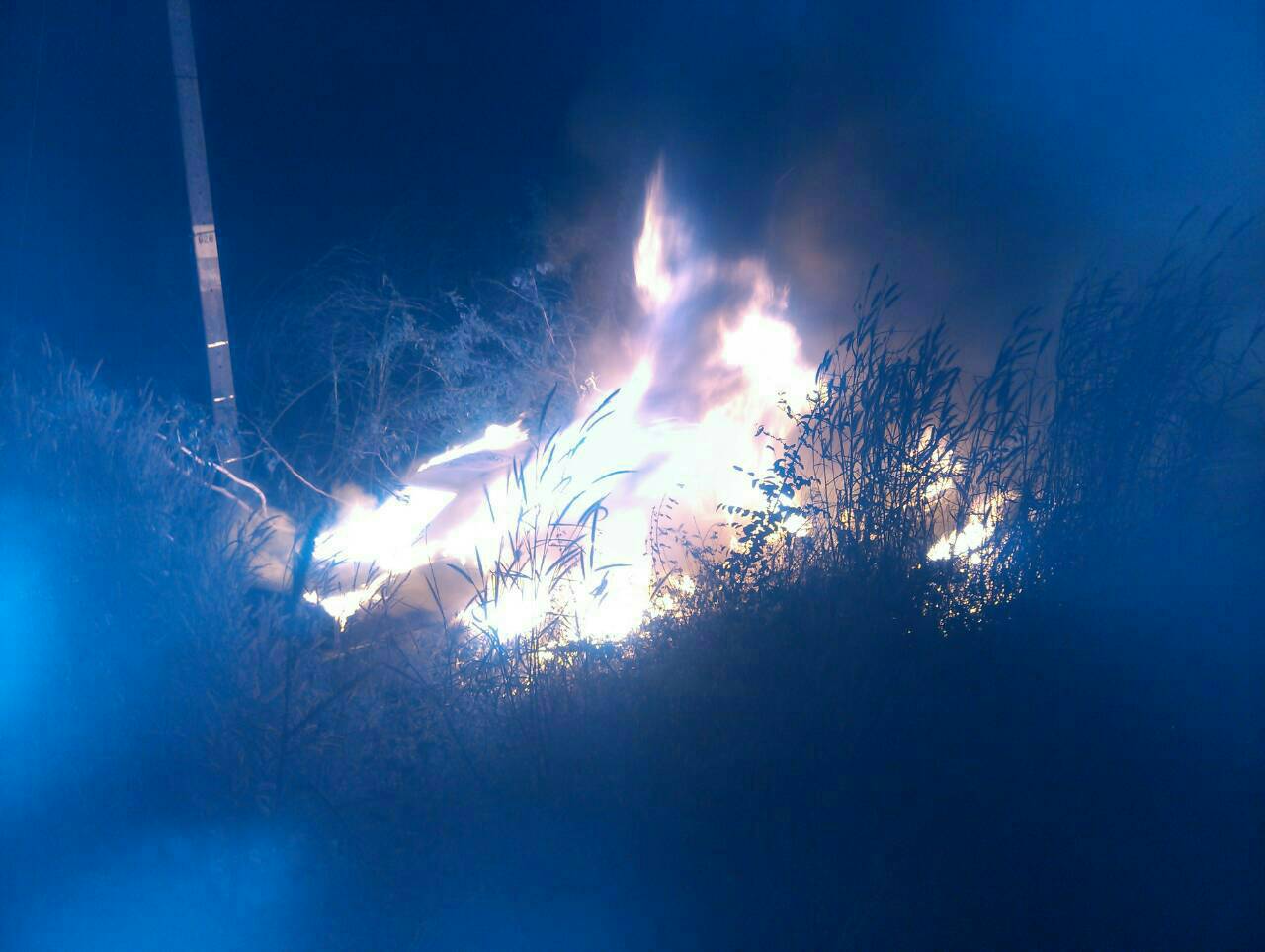 ปราจีนบุรี-ข่าว-ตร.ขับเก๋งเสียหลักชนต้นไม้ไฟลุกท่วมคลอกเสียชีวิตคารถคู่ใจ