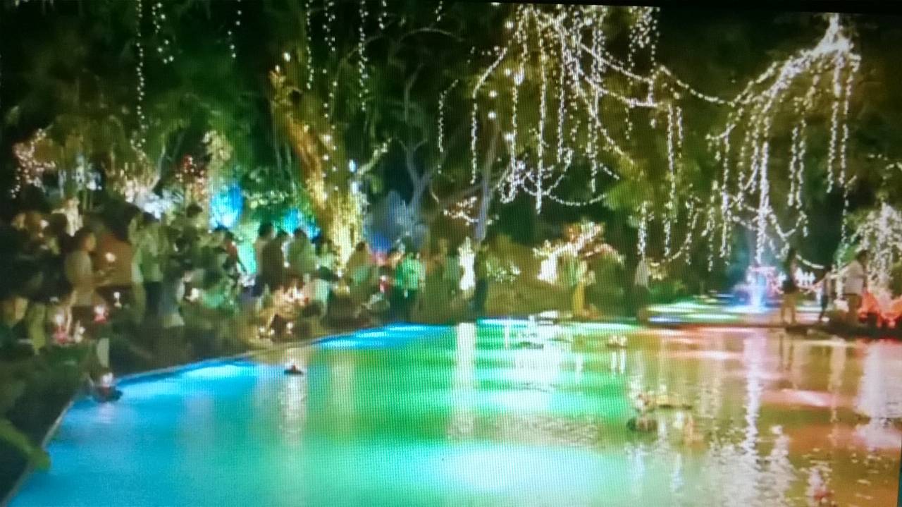 ชาวบ้านในอำเภอขลุง จังหวัดจันทบุรี ใช้ไฟประดับแสงสี ไว้ตามต้นไม้และใต้น้ำ สลับสีสวยงาม และกระทงยักษ์ที่ทางวัดจัดขึ้นเพื่อให้ประชาชน เยาวชน และนักท่อง