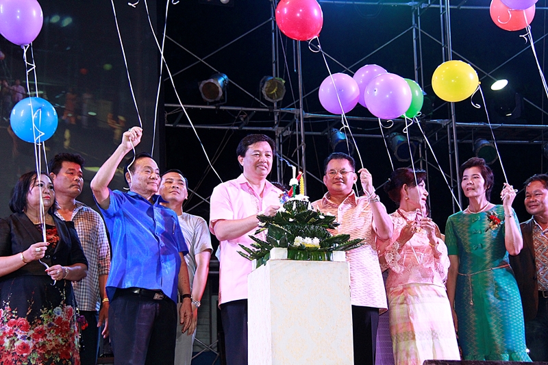 นายกองค์การบริหารส่วนจังหวัดชลบุรีเปิดงานประเพณีลอยกระทงและการแข่งขันเรือ อำเภอพานทองประจำปี 2558 