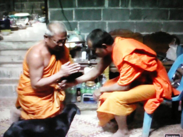 จับพระเมาให้เจ้าอาวาสทำการสึก
