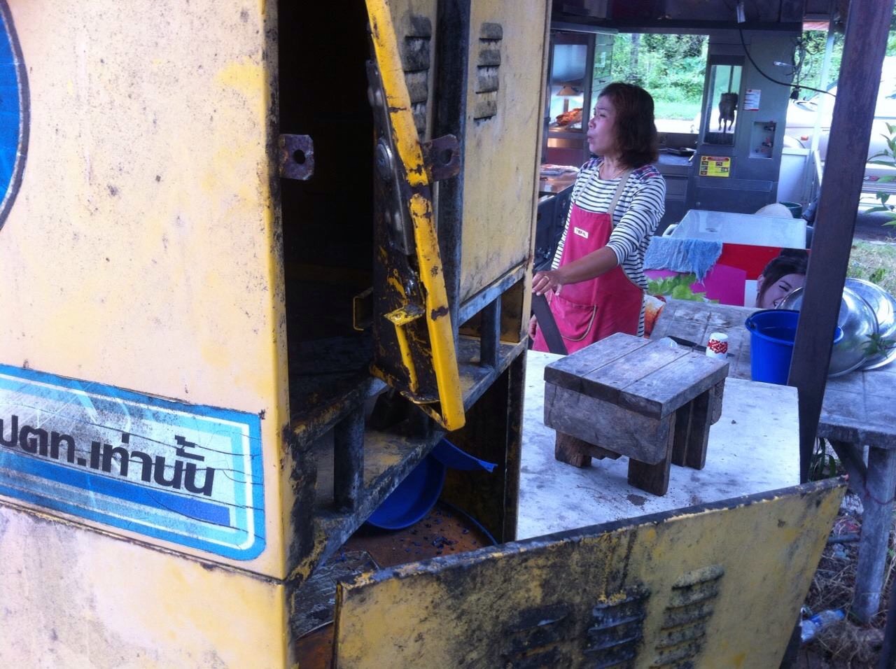 จ.นครนายก-กล้องวงจรปิดบันทึกภาพคนร้ายเข้างัดตู้น้ำมันหยอดเหรียญที่ร้านสะดวกซื้อ