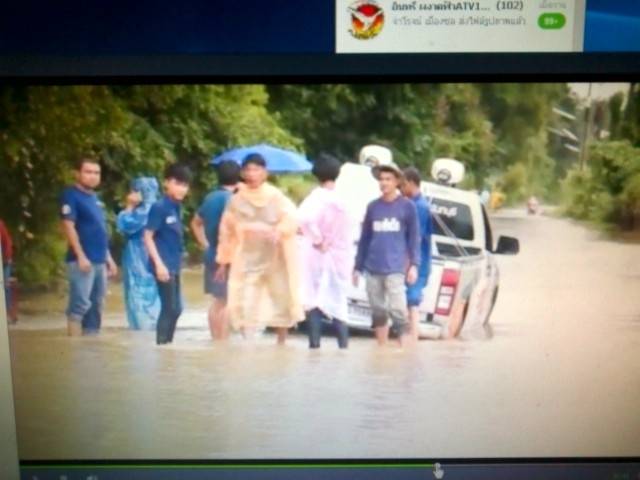  จังหวัดจันทบุรีเตือนประชาชนระวังฝนตกหนักจากพายุ มูจีแก ขณะที่น้ำป่าจากเขาสระบาปไหลบ่าเข้าพื้นที่ลุ่มต่ำ ตำบลคลองนารายณ์ ทำให้มีบ้านเรือนราษฎรและสวนผล