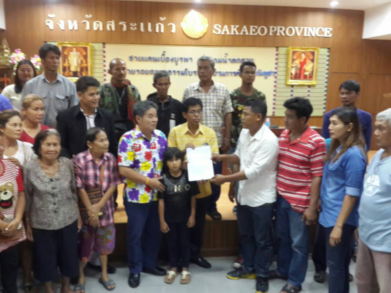 ชาวบ้านโคกเจริญรวมตัวกันยื่นหนังสือต่อนายอำเภอเมือง และท่านผู้ว่าราชการจังหวัดสระแก้ว เพื่อขอถอดถอนนายจำนงค์ การดี ผู้ใหญ่บ้านหมู่ 4 บ้านโคกเจริญ