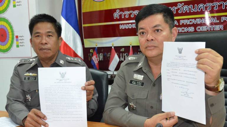 เด้งด่วน! 3 นายตร.โรงพักเมืองโคราช เซ่นทหาร “ทภ.2” บุกทลายบ่อนไพ่
